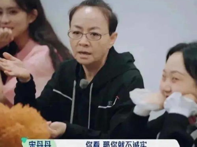 1. 柯淳人缺席，综艺依旧精彩纷呈！n2. 柯淳人未至，综艺热度不减，精彩内容抢先看！n3. 柯淳人缺席，综艺新篇章，精彩内容不容错过！n4. 柯淳人虽缺席，综艺精彩依旧，亮点抢先曝光！n5. 柯淳人未现身，综艺精彩不停歇，精彩内容提前知！